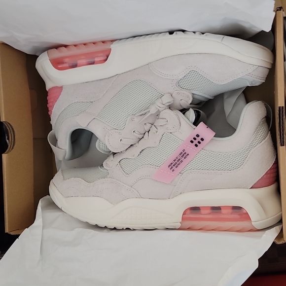 Jordans Ma2 Size 10 men's 11.5 wmns - Picture 7 of 7